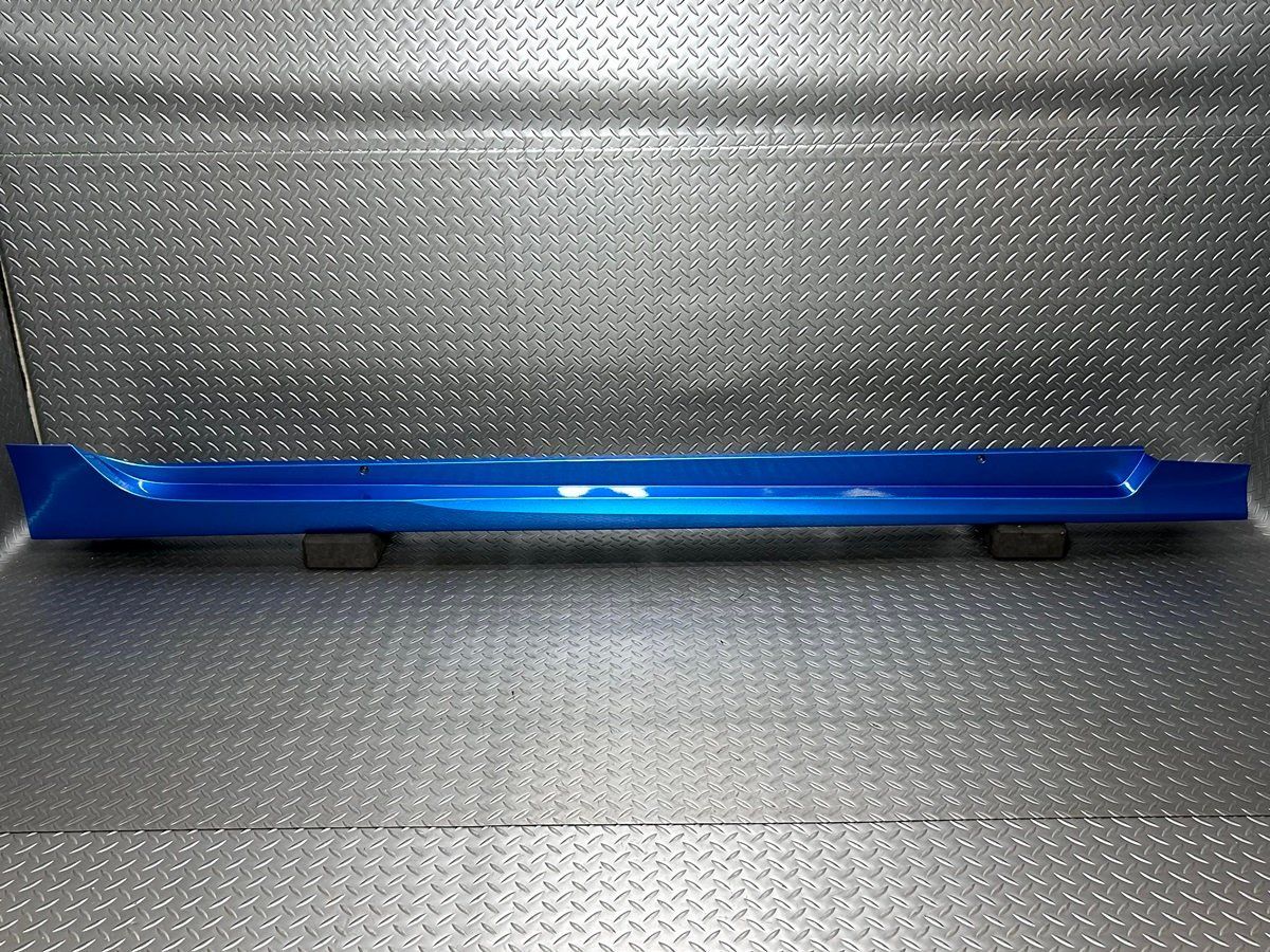 送料無料50系プリウス 純正 サイドステップ右 青/8X7/ブルーメタリック