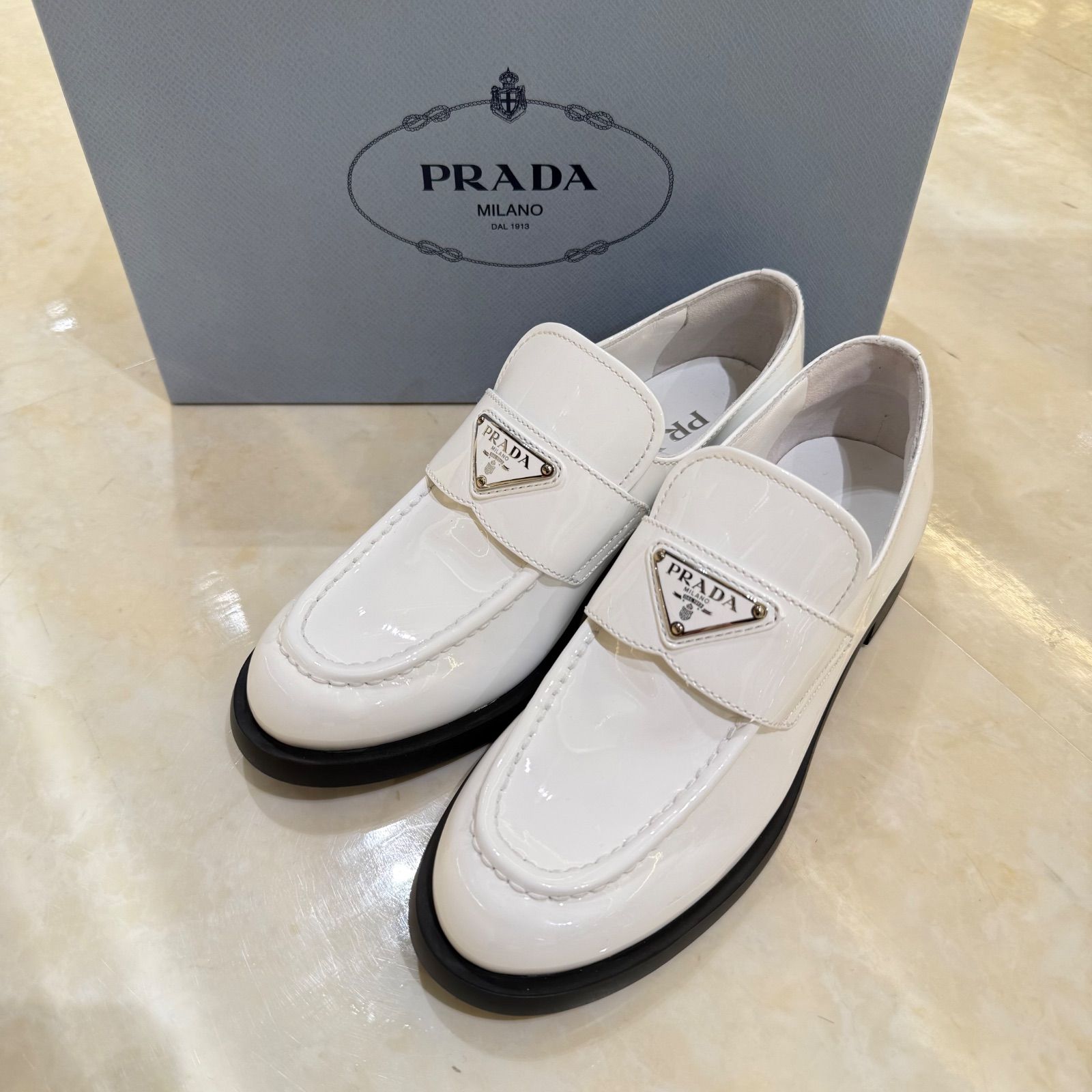 PRADA プラダ パテントレザー ローファー 35 ホワイト - メルカリ