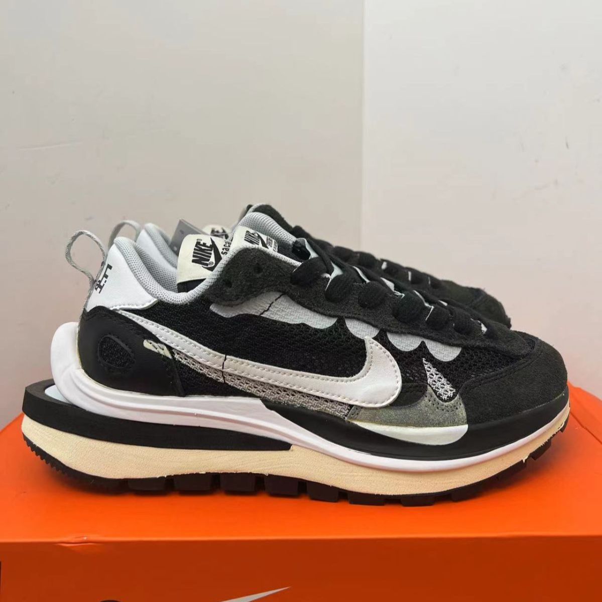 新品未使用 ナイキ Sacai x Nike VaporWaffle black and white スニーカー