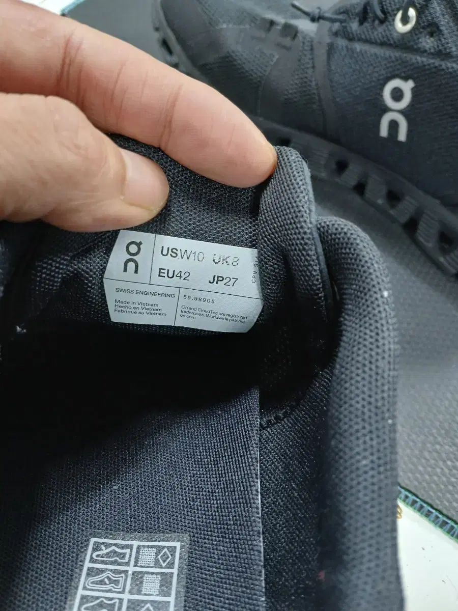 On クラウド ブラック 超軽量 ランニングシューズ 270