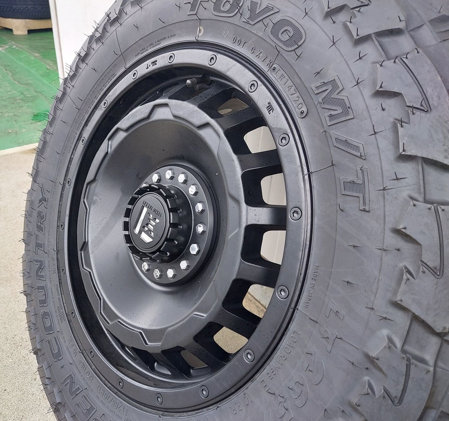 プラド ハイラックス サーフ FJクルーザー H3 17インチ LEXXEL SwaGGer 