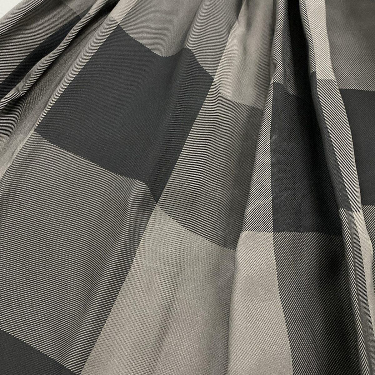 - 黒×グレーベージュ