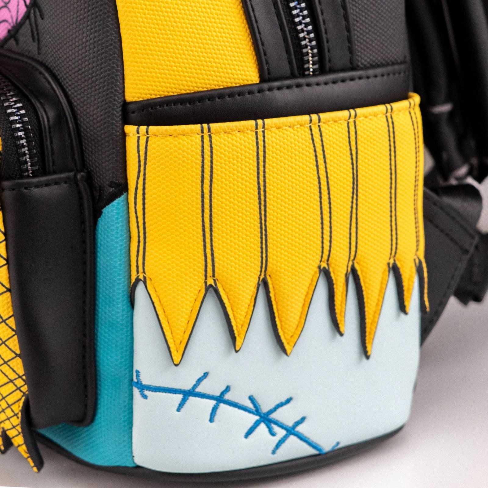 新品☆ ラウンジフライ　ディズニーナイトメア（サリー）のウエストポシェット Amazon.co.jp: Loungefly Cross Bodybag Disney ボディバック