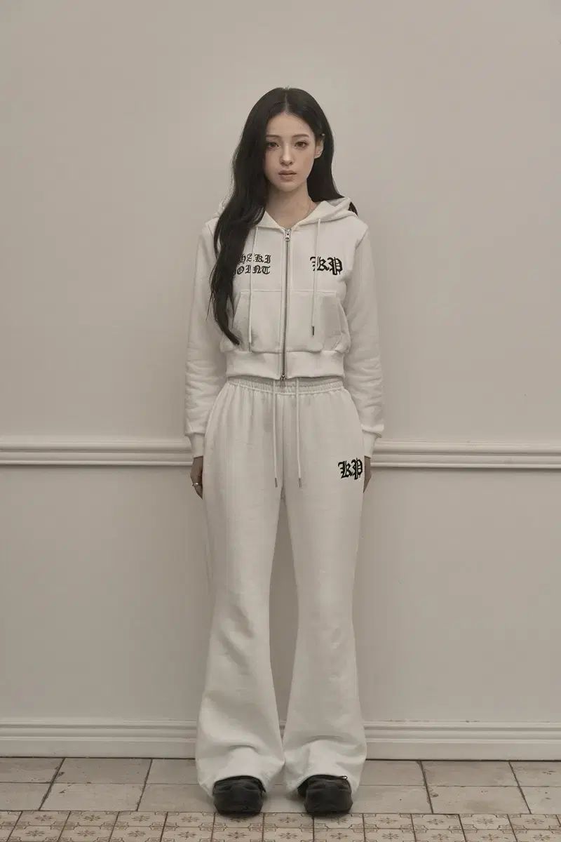 KHAKIPOINT クロム ジップアップパーカー フード付き ＆ ブーツカット パンツ 白
