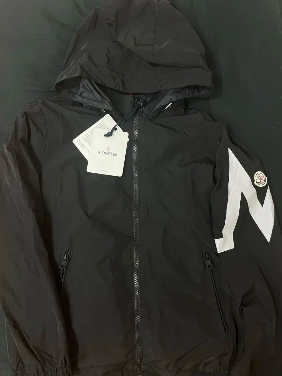 MONCLER(モンクレール) 黒 フード ウインドブレーカー