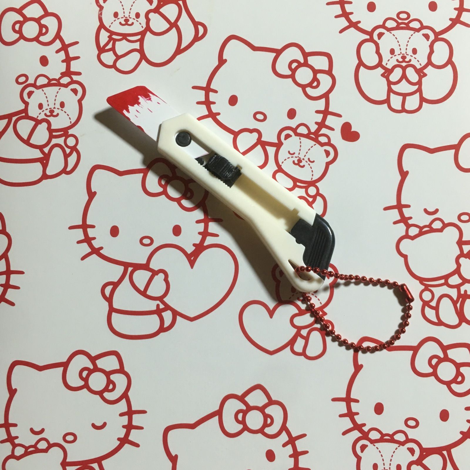 OneMall provides Mercari products: メンヘラちゃんカッター。WHITE