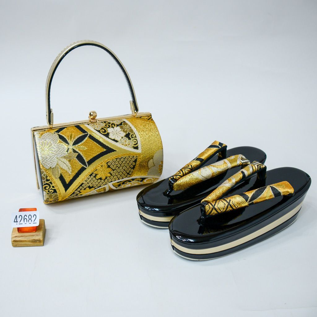 草履バッグセット 帯地 三段 フリーサイズ 24cm 適合足サイズ22.5～24.5cm 金色×黒色 振袖 成人式 結婚式 NO42682