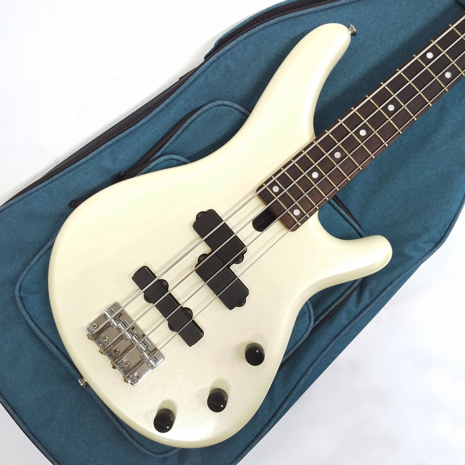 YAMAHA ベース(motion-b MB-40)　バッグ付き Yamaha Motion B MB-40C ホワイト エレキベース