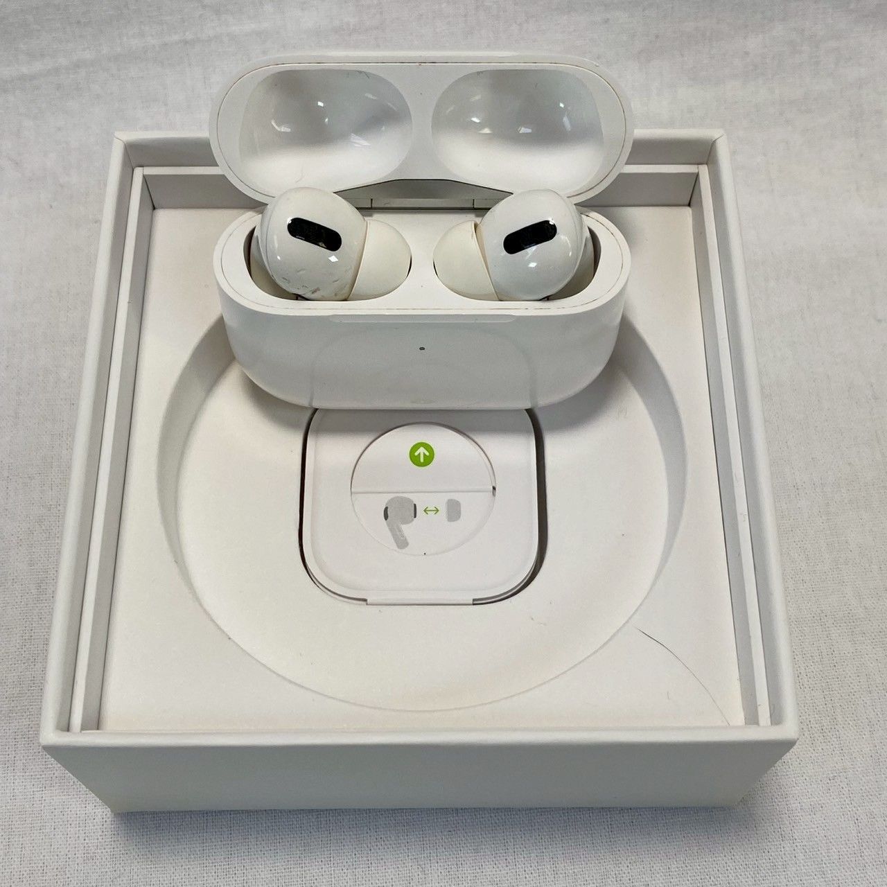 ジャンク品】AirPods/Pro/MWP22J/A/本体/充電ケース付き/通電