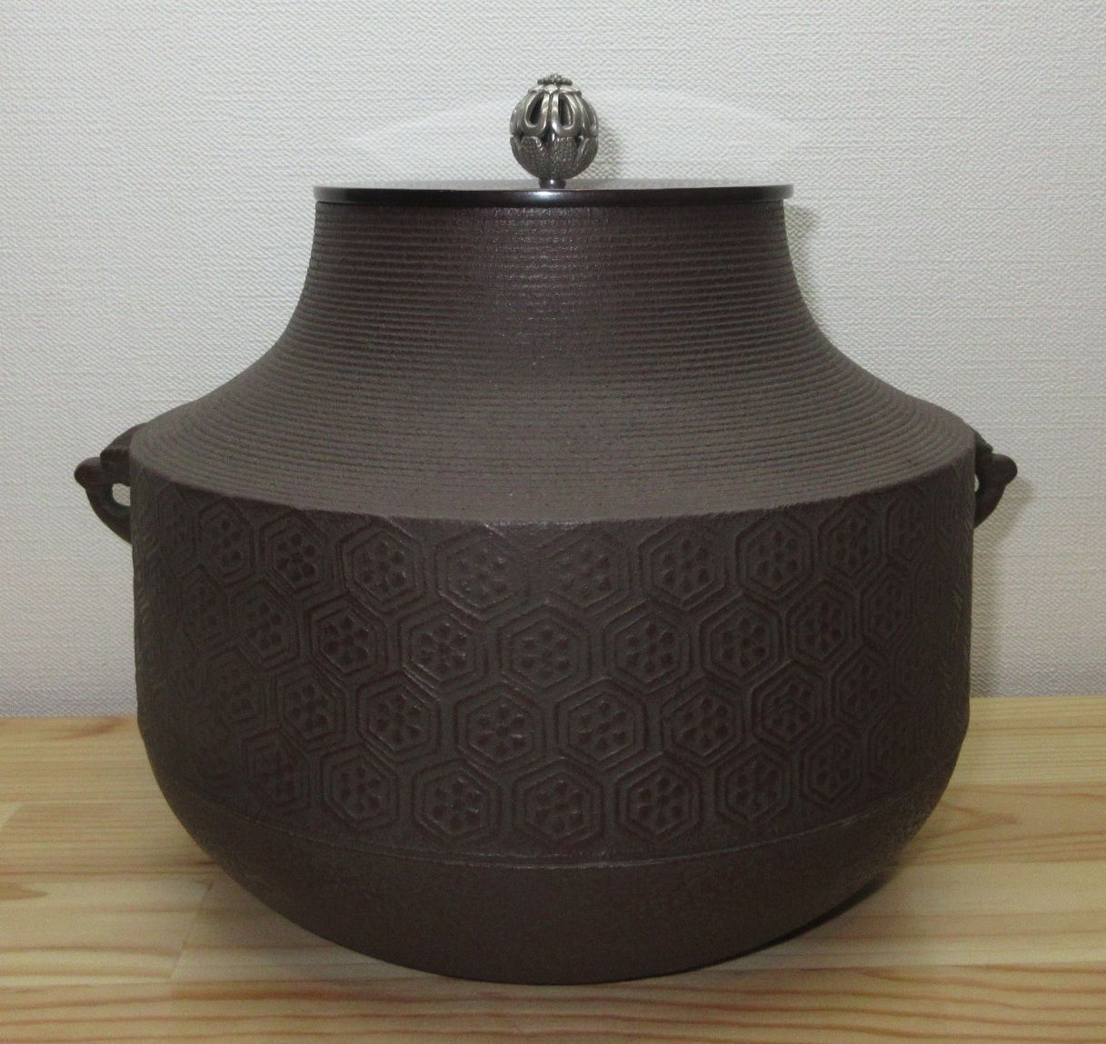 週末sale 逢絢亭 茶道具 風炉釜 車軸釜 亀甲地紋 日展審査員 横倉嘉山 共箱入り 【特価】