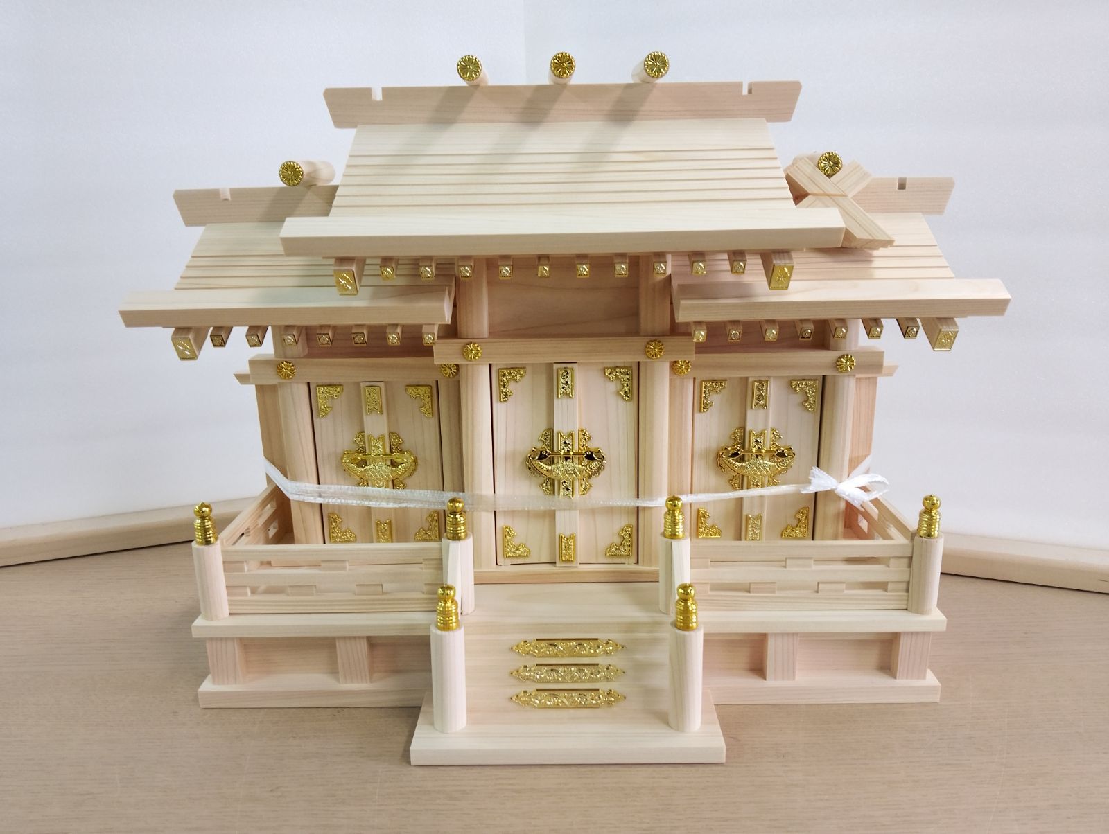  フィットポスト 神棚 屋根違い三社 小 820305 コンパクト 三社 木製 ひのき 事務所 オフィス 家庭用 感 お祀り お洒落なデザイン 管理番号 神棚 神棚 神具