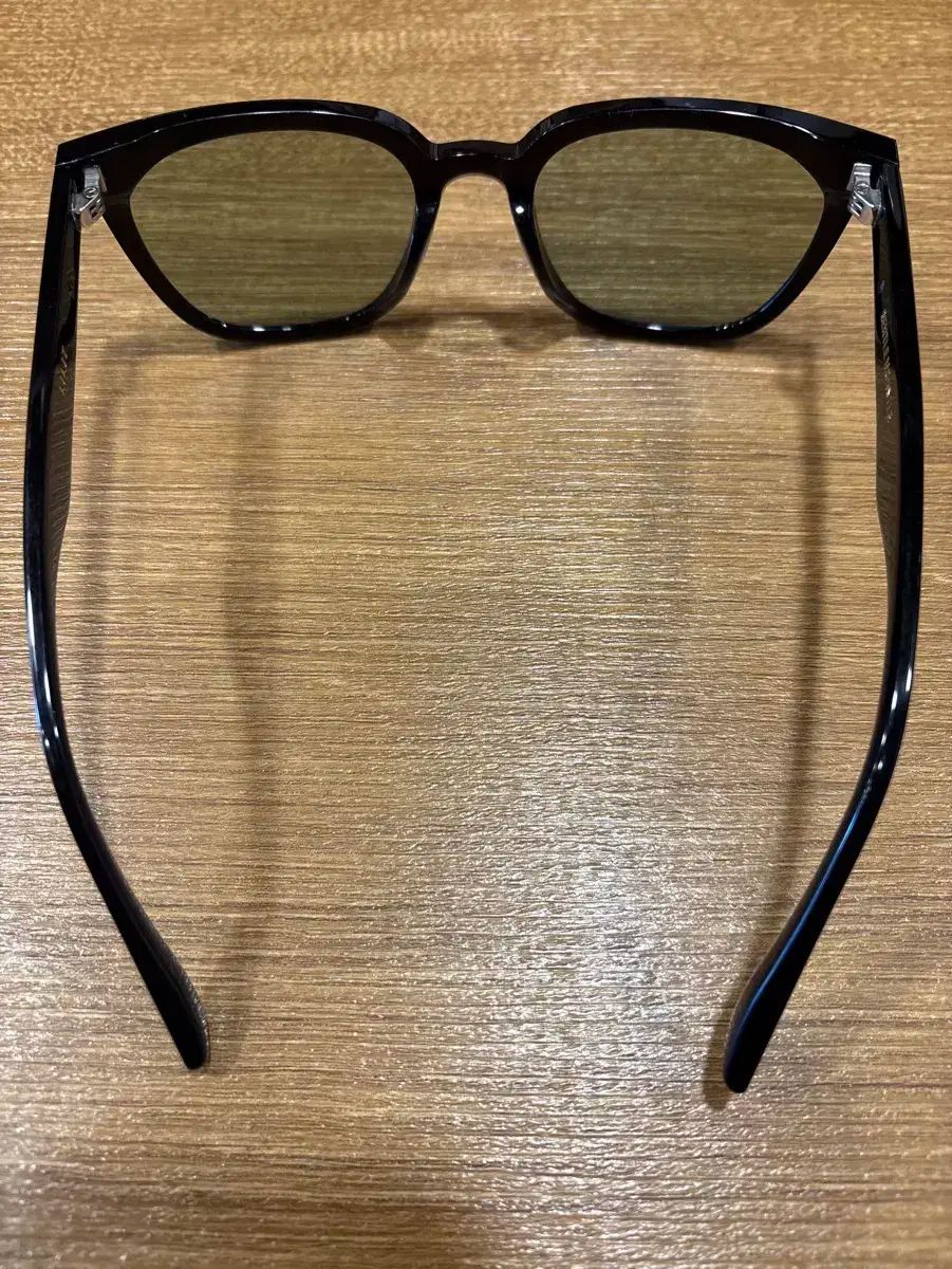 黒です