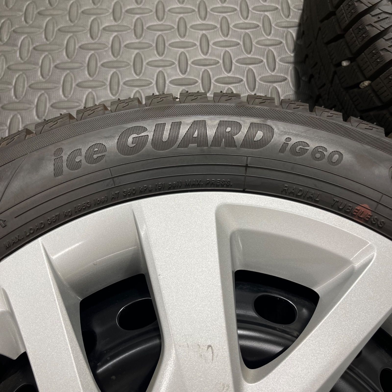 スタッドレスタイヤ