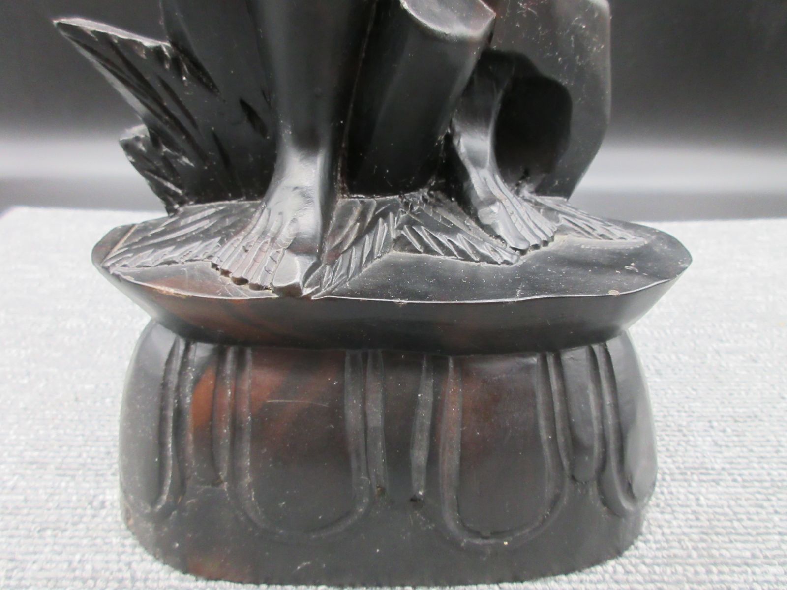 木彫り 天秤棒を担ぐ老人 東南アジア 民芸品 置物 (中) 骨董