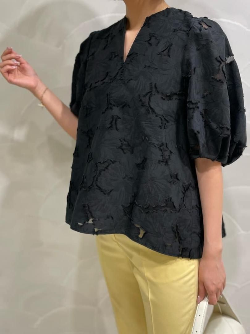 Ballsey ブルームカットジャカード パフスリーブブラウス BALLSEY（ボールジィ）の「ブルームカットジャカード