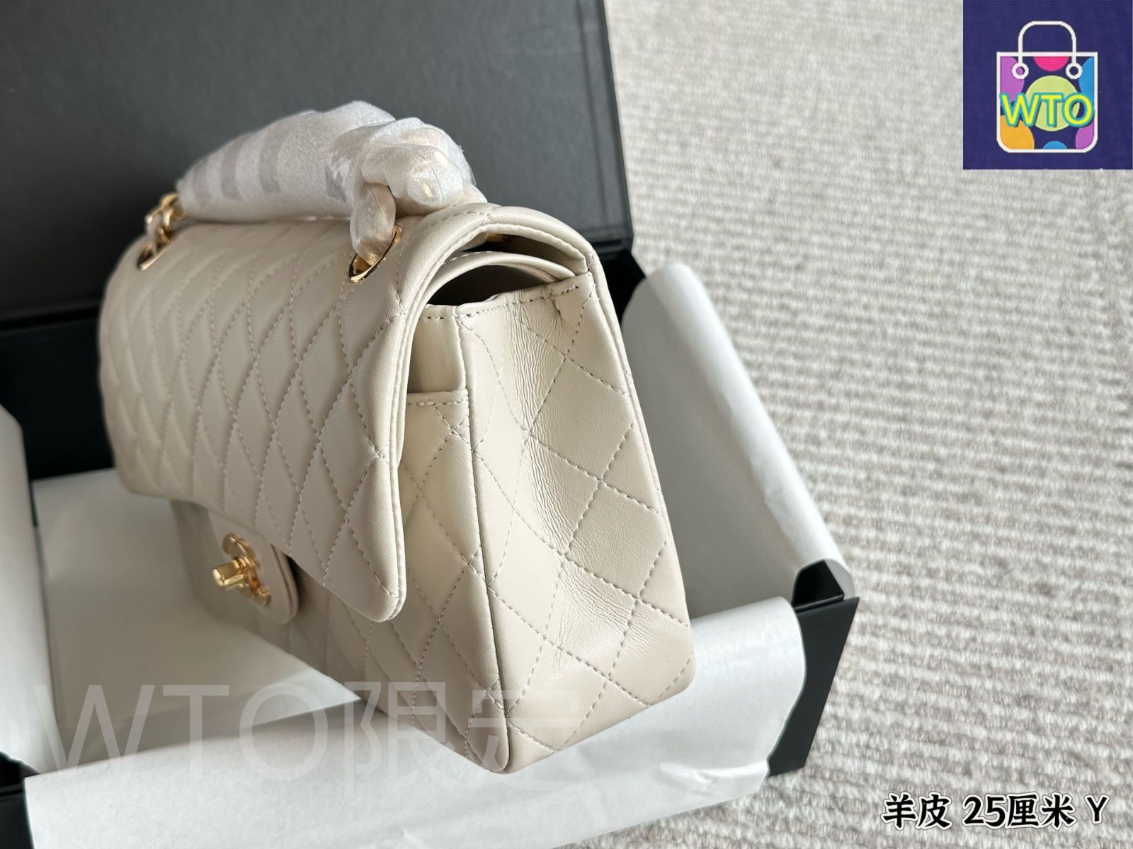 ゆっくりと作られた羊皮ハンドバッグ