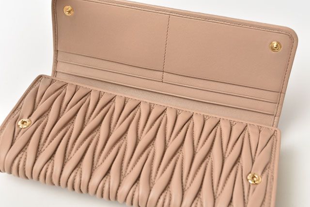 ミュウミュウ 財布 未使用 miumiu 長財布 5MH1109 MATELASSE/マテラッセ CAMMEO/ベージュピンク miu ミュウミュウ 財布 レディース 長財布 革 ブランド 大容量 本革