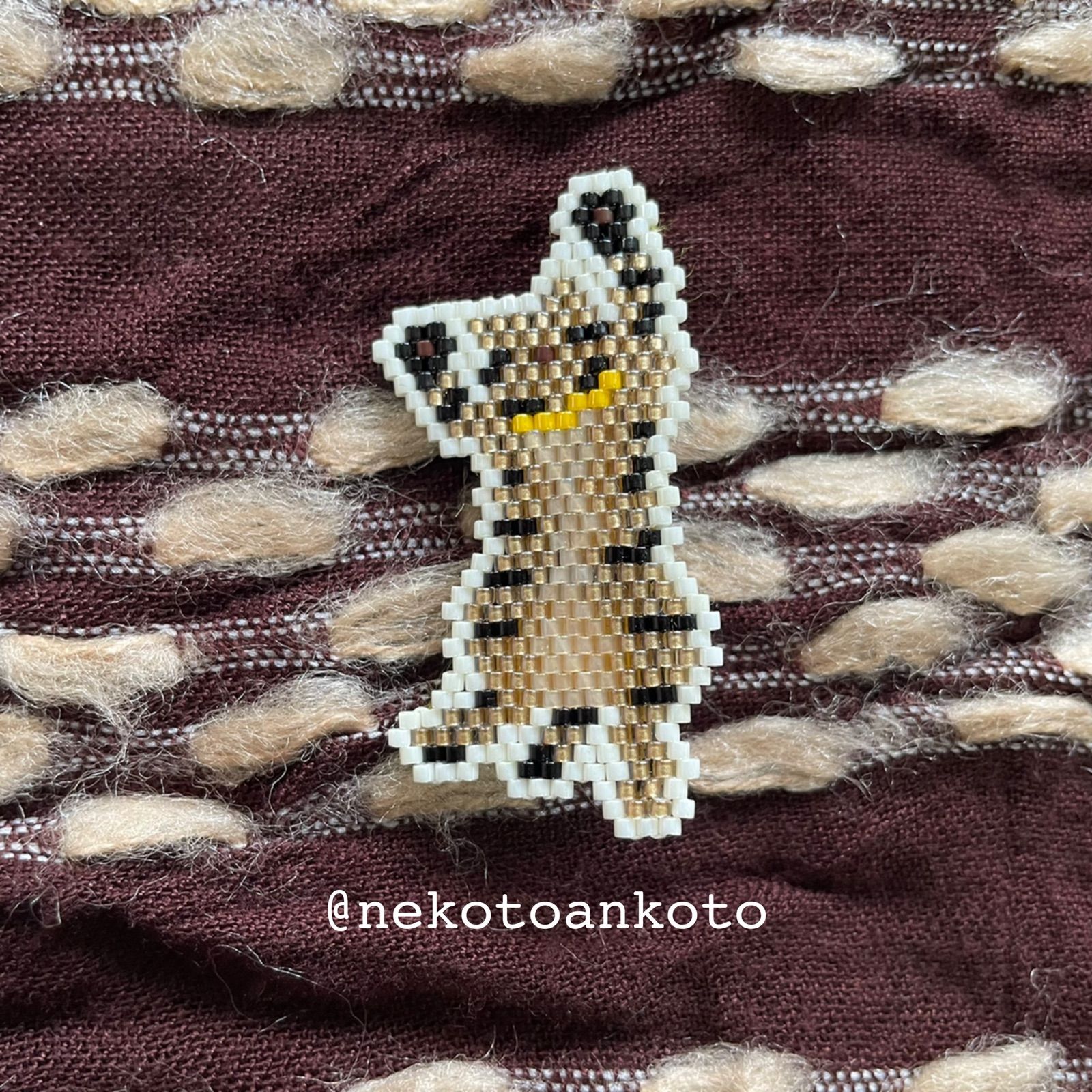ばんざいにゃんこのビーズブローチ・キジトラ
