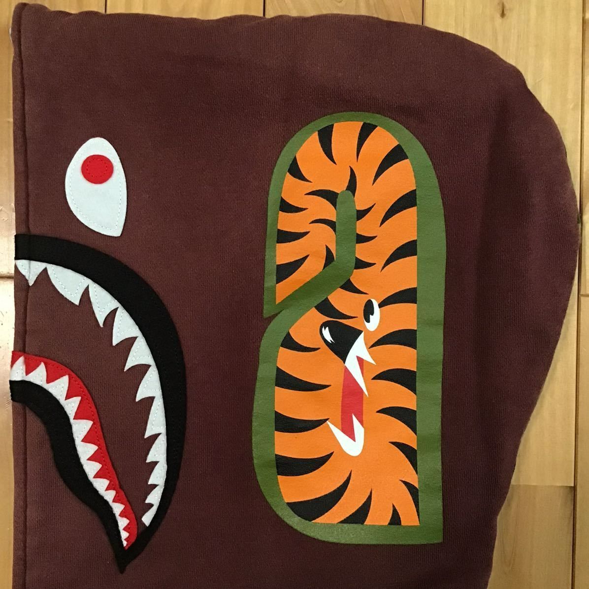 アベイシングエイプ シャーク キルティング タイガー スタジャン パーカー 赤 アベイシングエイプ シャーク キルティング タイガー スタジャン