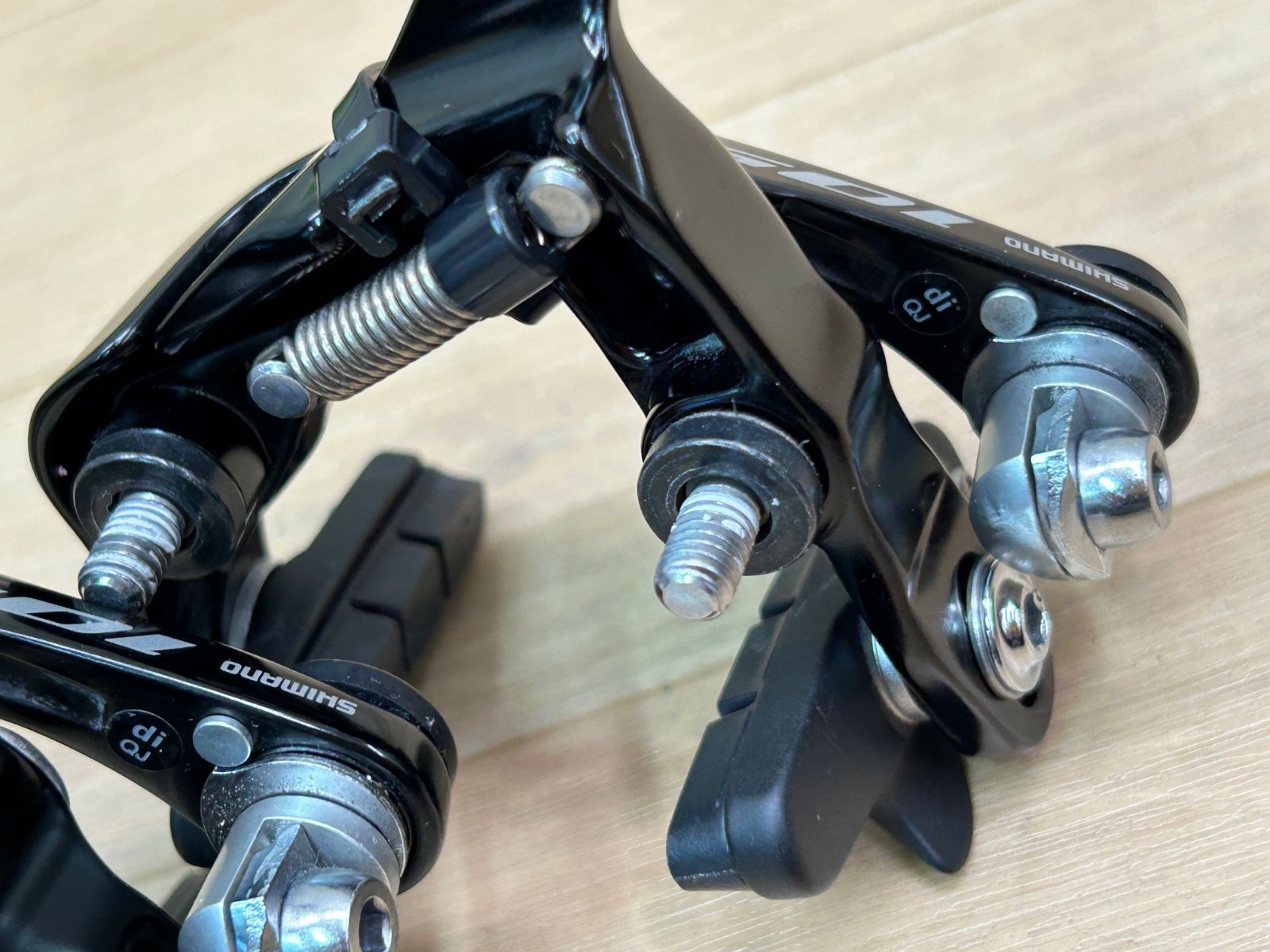テルスポ イチ推し!! 上品!! SHIMANO 105 BR-R7010F BR-R7010RS SET 337g シマノ ダイレクトマウント 前後キャリパーブレーキセット リアシートステー ロード 同梱発送承り中!! M-1505 BRIGHTFACE_UK