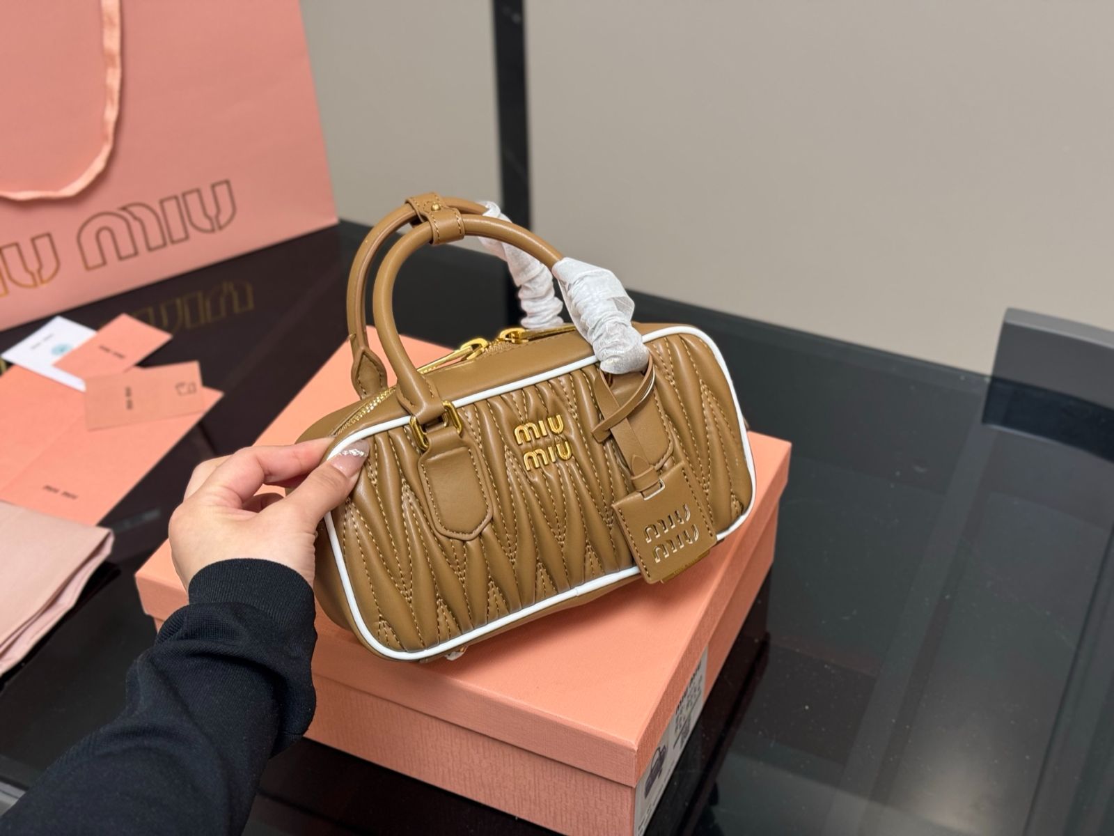 ミュウミュウボウリングバッグ シンプルコーデをラグジュアリーに☆Miu Miu☆ボウリングバッグ