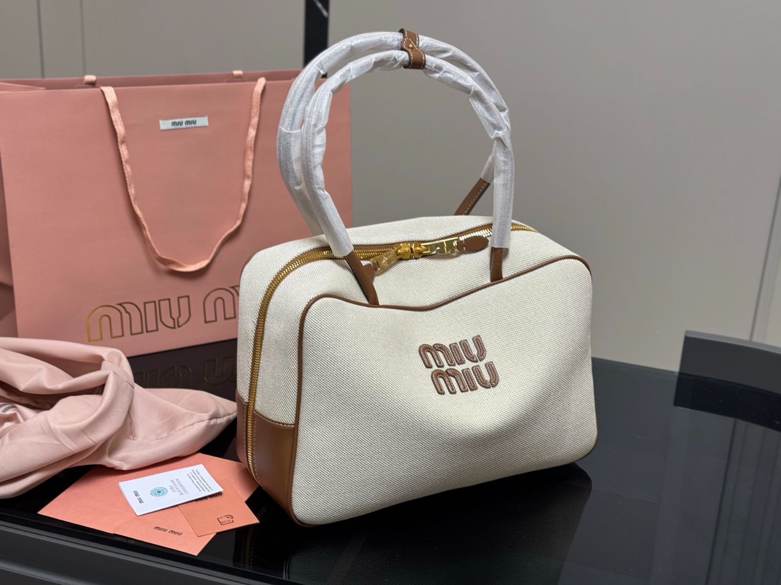 美品 miumiu ボウリングバッグです 22cm 今日特価】miumiu ボウリングバッグ / キャンバスオフィスバッグ