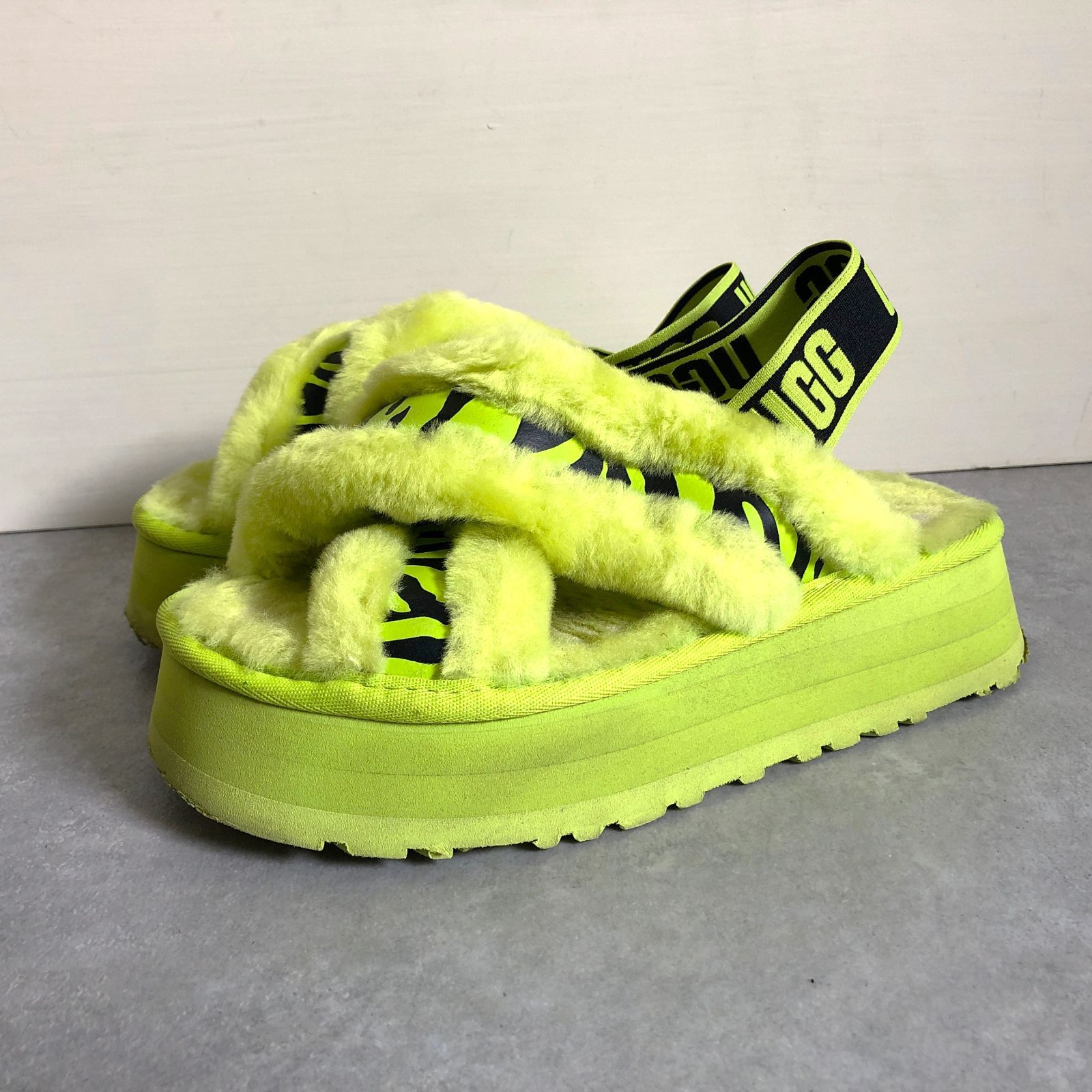 UGG W DISCO CROSS SLIDE ANIMALIA KEY LIME アグ ディスコ
