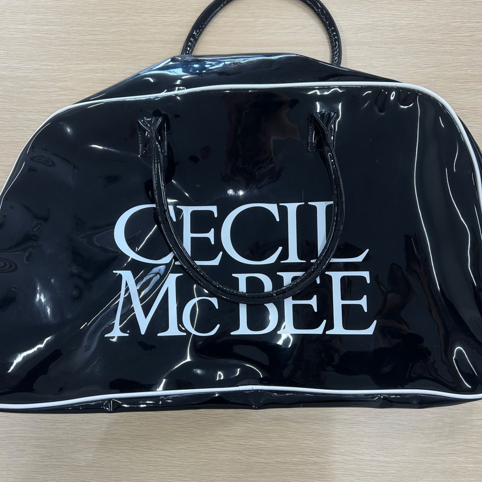 セシルマクビー CECIL McBEE エナメル ボストンバッグ ブラック - メルカリ