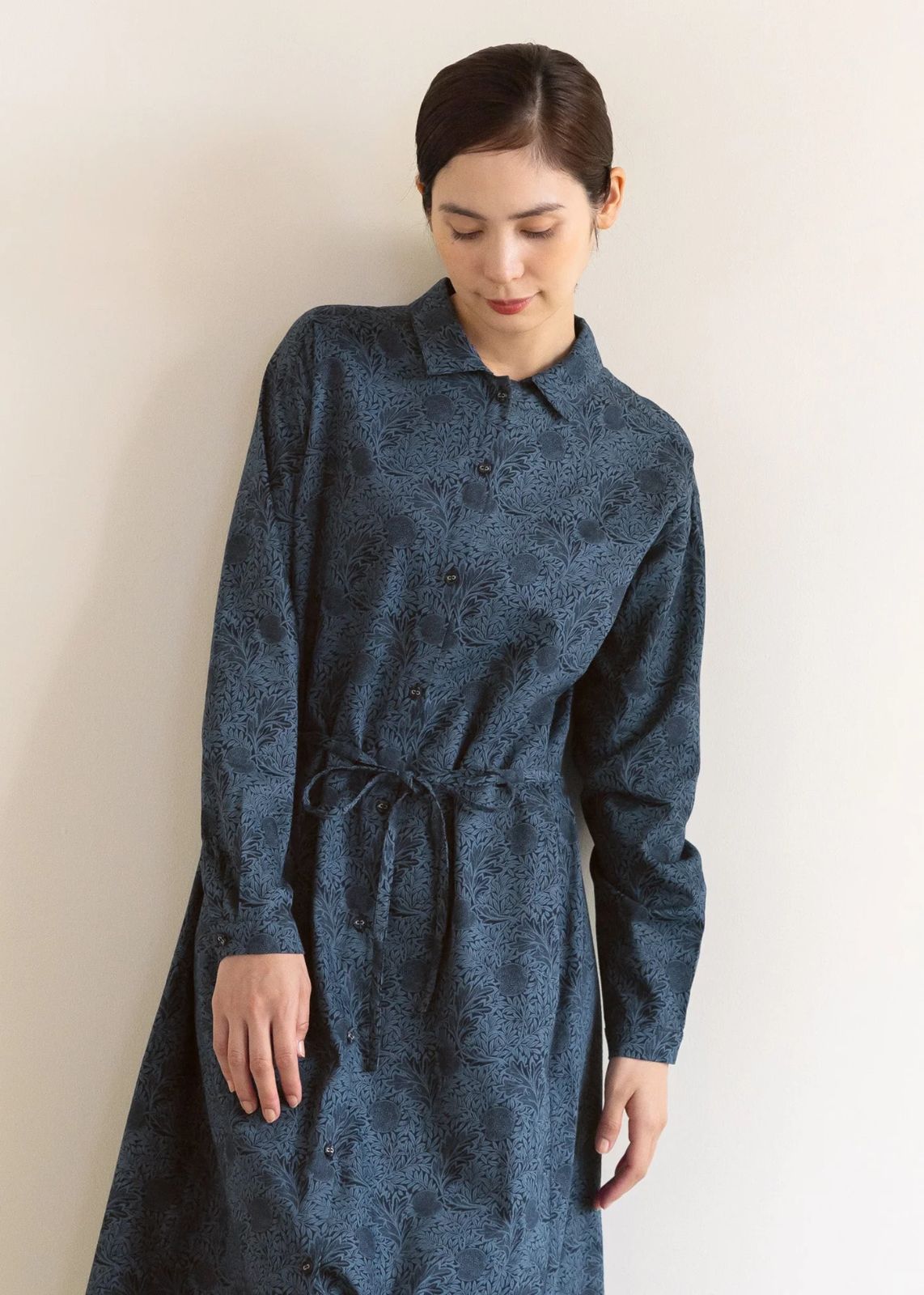 新作] V&A オーガニックコットンサテン シャツワンピース アップル柄