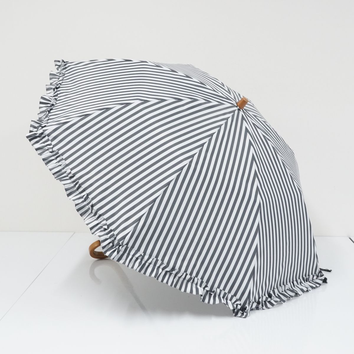 サンバリア100 完全遮光折日傘 USED美品 2段 フリル 白黒ストライプ 