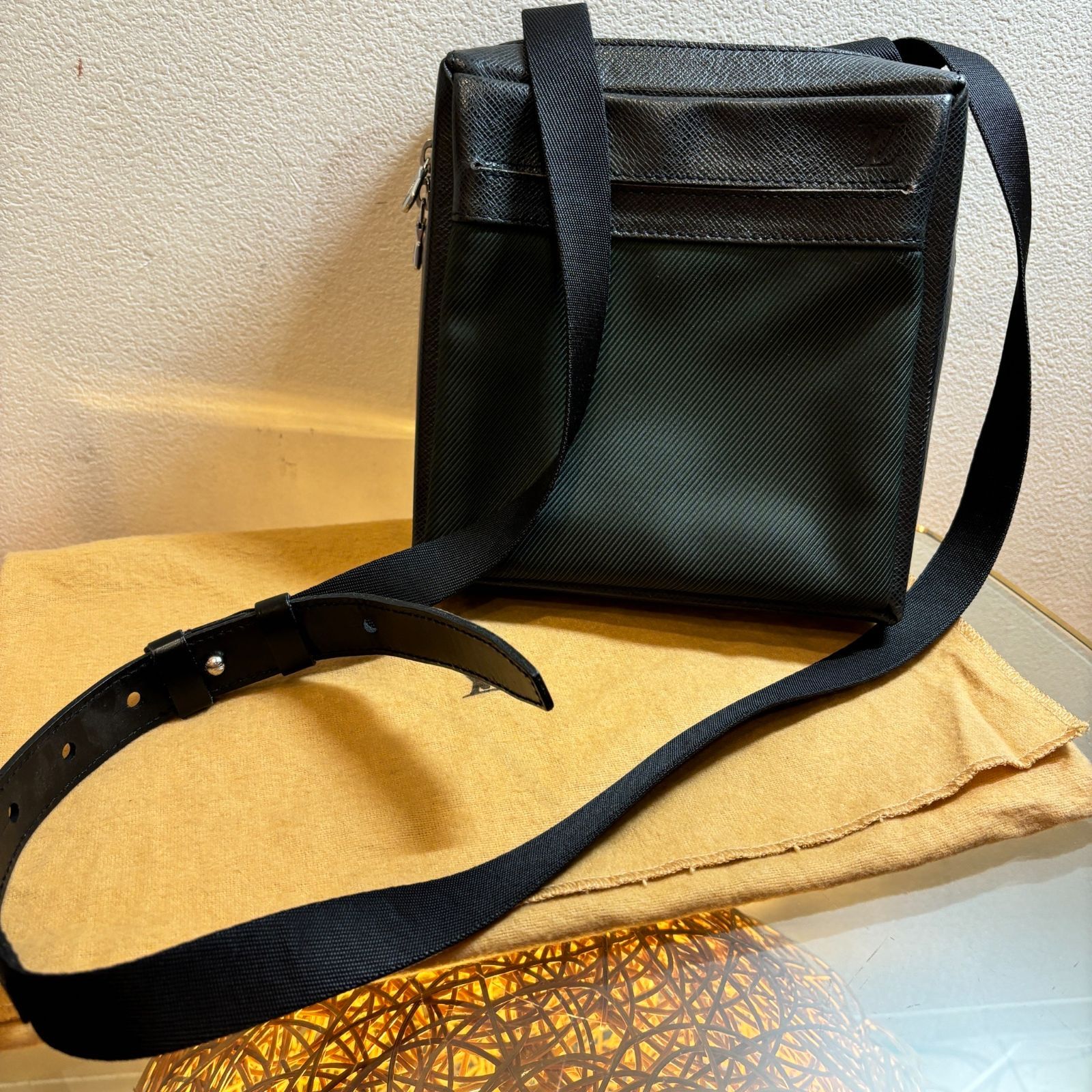 LOUIS VUITTON ルイ ヴィトン タイガ サヤン ショルダーバッグ 斜め
