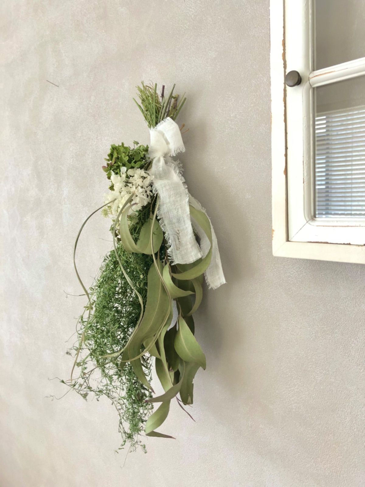 white greenアナベルとユーカリのスワッグ 50cm - メルカリ