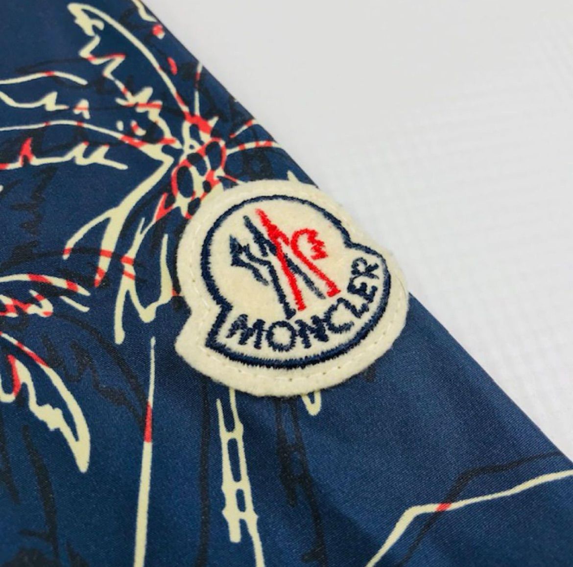 良品☆MONCLER・モンクレール ANTON メンズ 総柄 ブランドアイコン