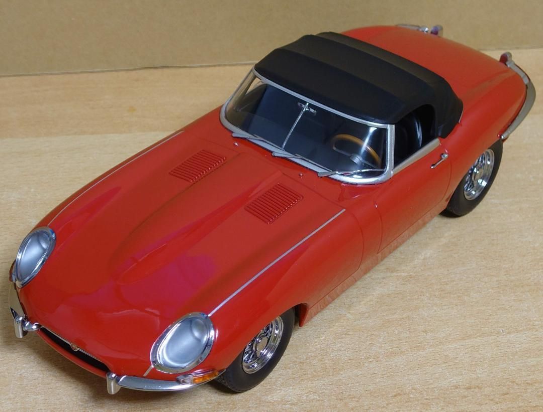 JAGUAR E-Type (1961年) 1/18スケールモデル レッド JAGUAR E-Type (1961年) 1/18スケールモデル レッド
