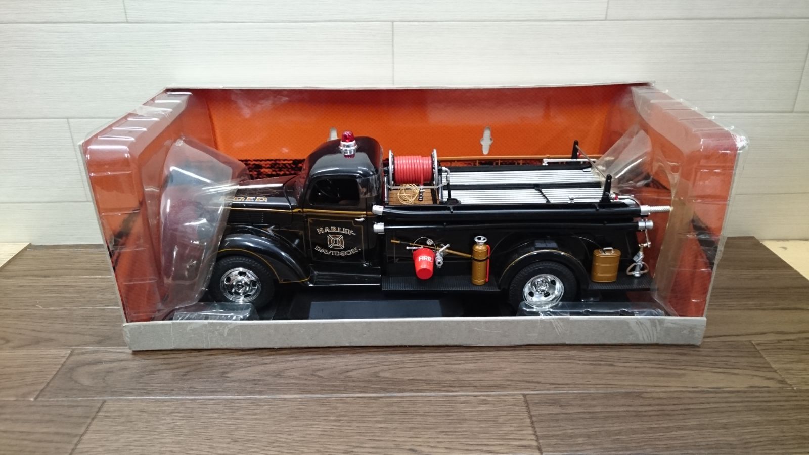 1/16 ハーレーダビッドソン　1940 ford 消防車　Fire truck Harley Davidson 1940 Fire Truck 1:16 Scale Authentic DieCast