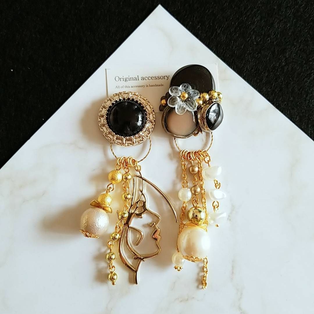 アンティークボタンを被ったフェイスモチーフピアス 