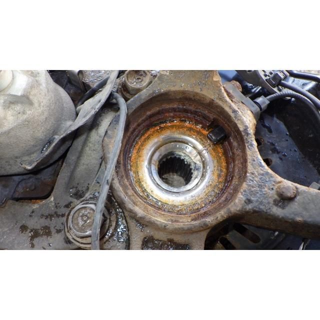 右フロントナックルハブ