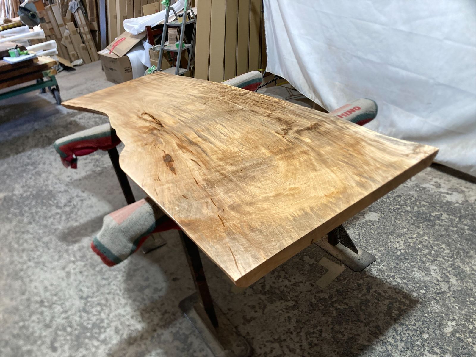 楓9289 メープル メイプル 一枚板無垢 乾燥材 1850ｘ570‐700-680ｘ43mm カウンター 店舗 リフォーム 棚板 テーブル MARWIL-DEMENAGEMENTS_CH