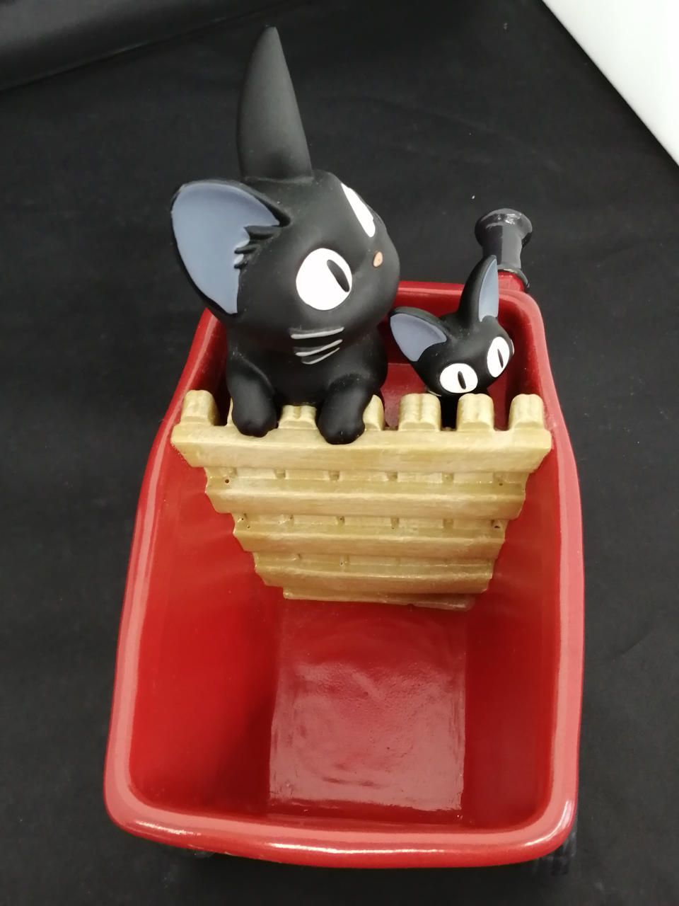 魔女の宅急便 ジジの赤い手押し車 プランターカバー Kiki s Delivery Service Jiji s Red Wheelbarrow Planter Cover STEELWINDOWSANDDOORS_COM