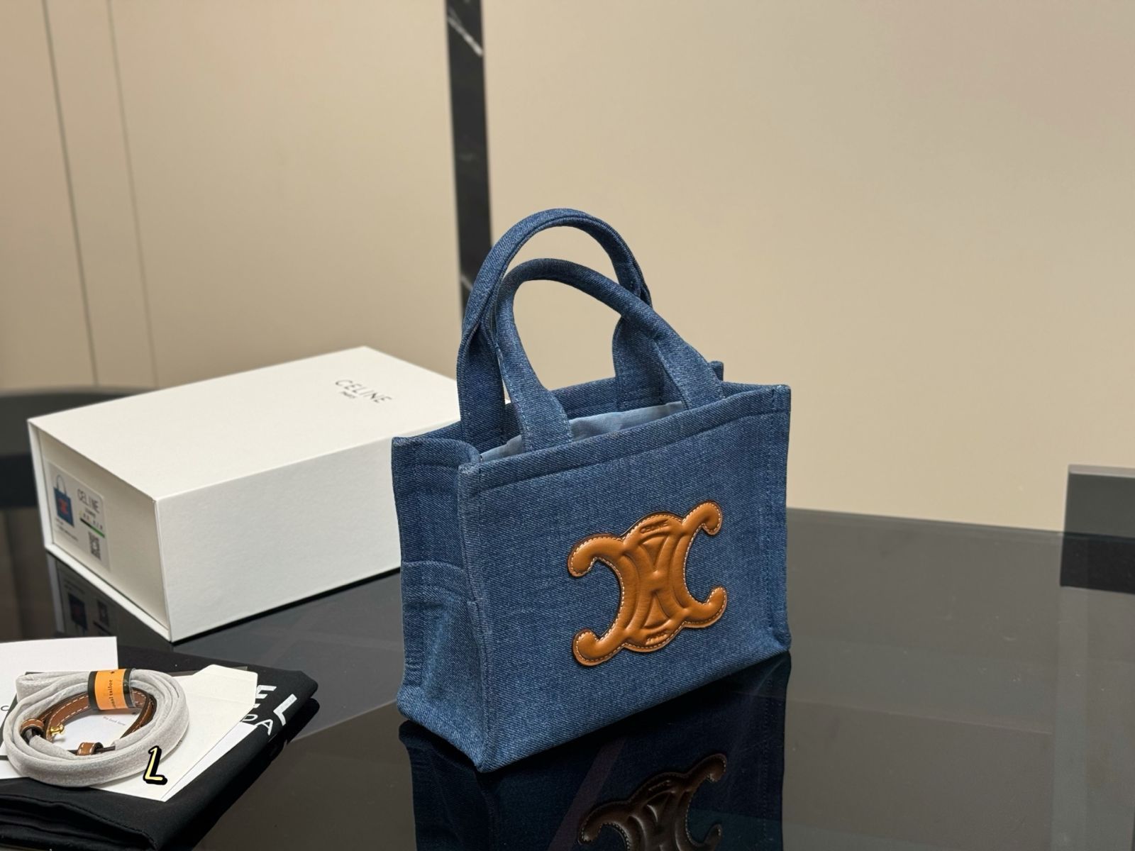 直営店‐CELINE‐ Triomphe Canvas スモール トートバッグ CELINE Triomphe Canvas(セリーヌ トリオンフキャンバス) トート