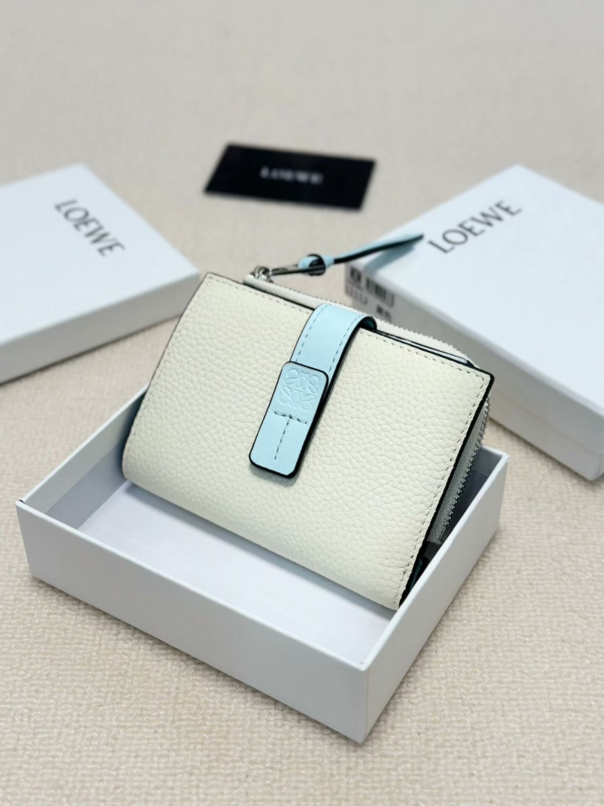 ロイヴィー 牛革ミディアムウォレット