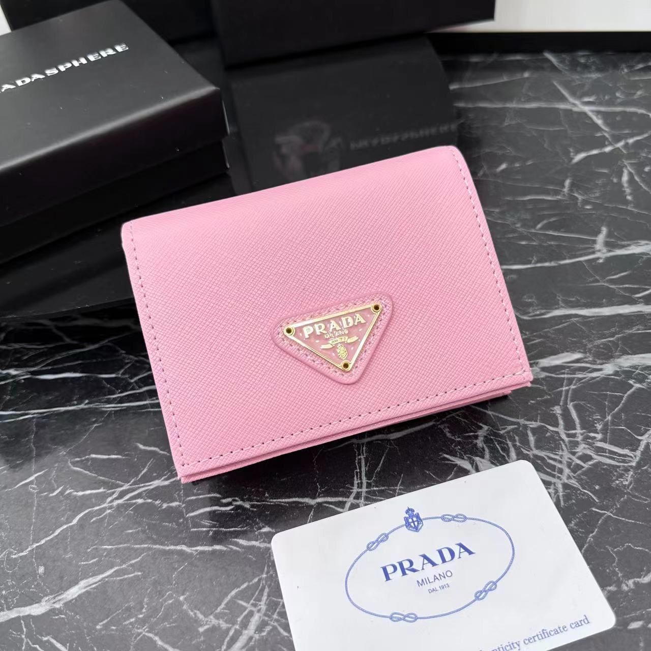 新品未使用】プラダ（Prada）二つ折り財布 ピンク