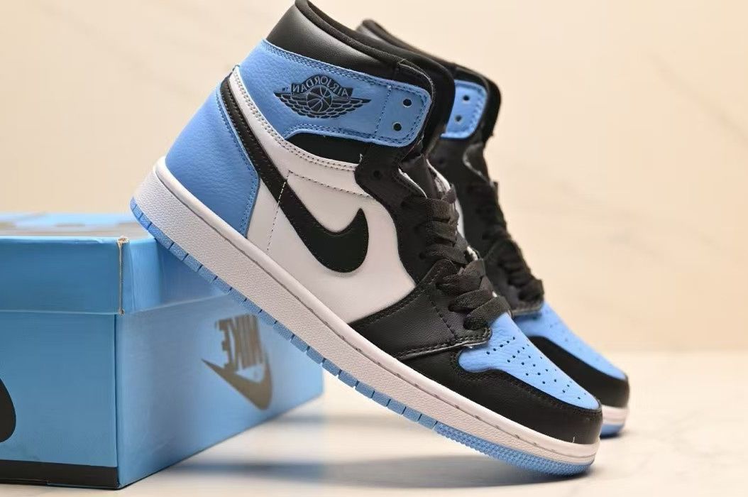 Nike Air Jordan 1 Retro High OG "University Blue/UNC Toe" ナイキ エア ジョーダン 1 レトロ ハイ OG "ユニバーシティブルー/UNC トゥ" — アイコニックなカラーリングが魅力の一足