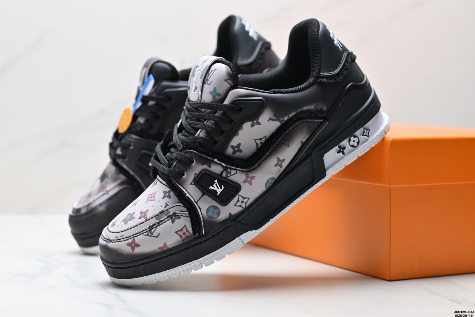 【靴で遊び心】LOUIS VUITTON★Trainer スニーカー 希少なデニムが粋】LOUIS VUITTON☆LV Trainer スニーカー