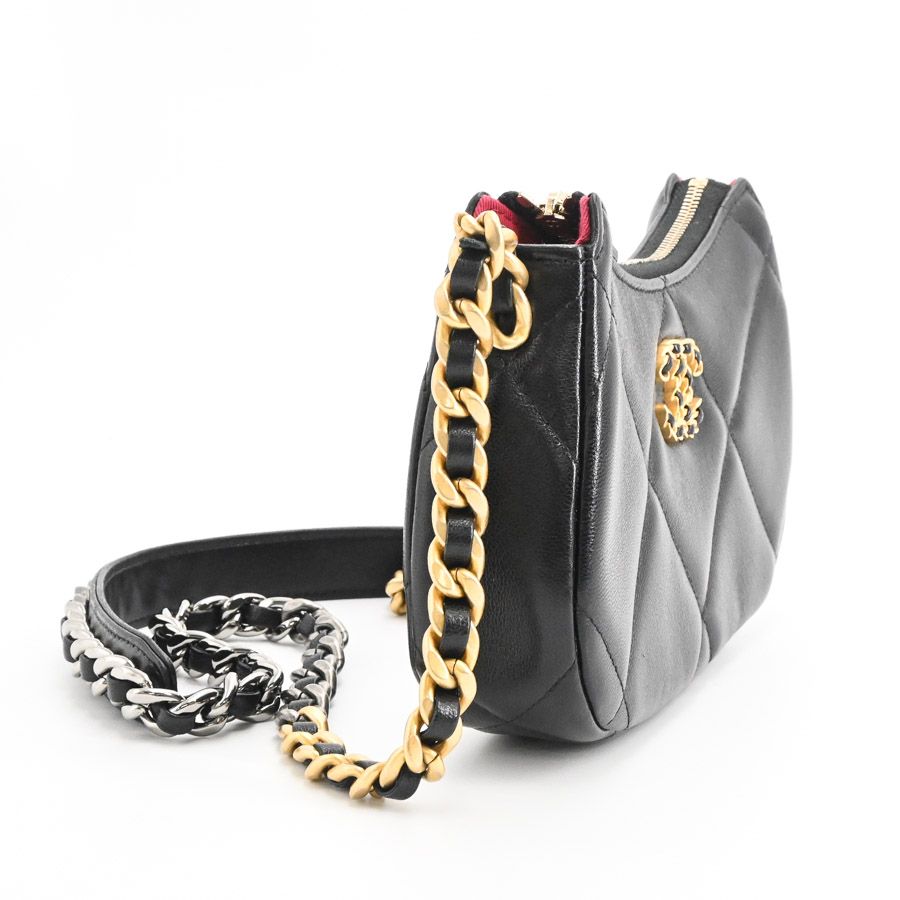 シャネル CHANEL 19 レザーショルダーバッグ Chanel 19 ハンドバッグ、シャイニー ラムスキン、ブラック