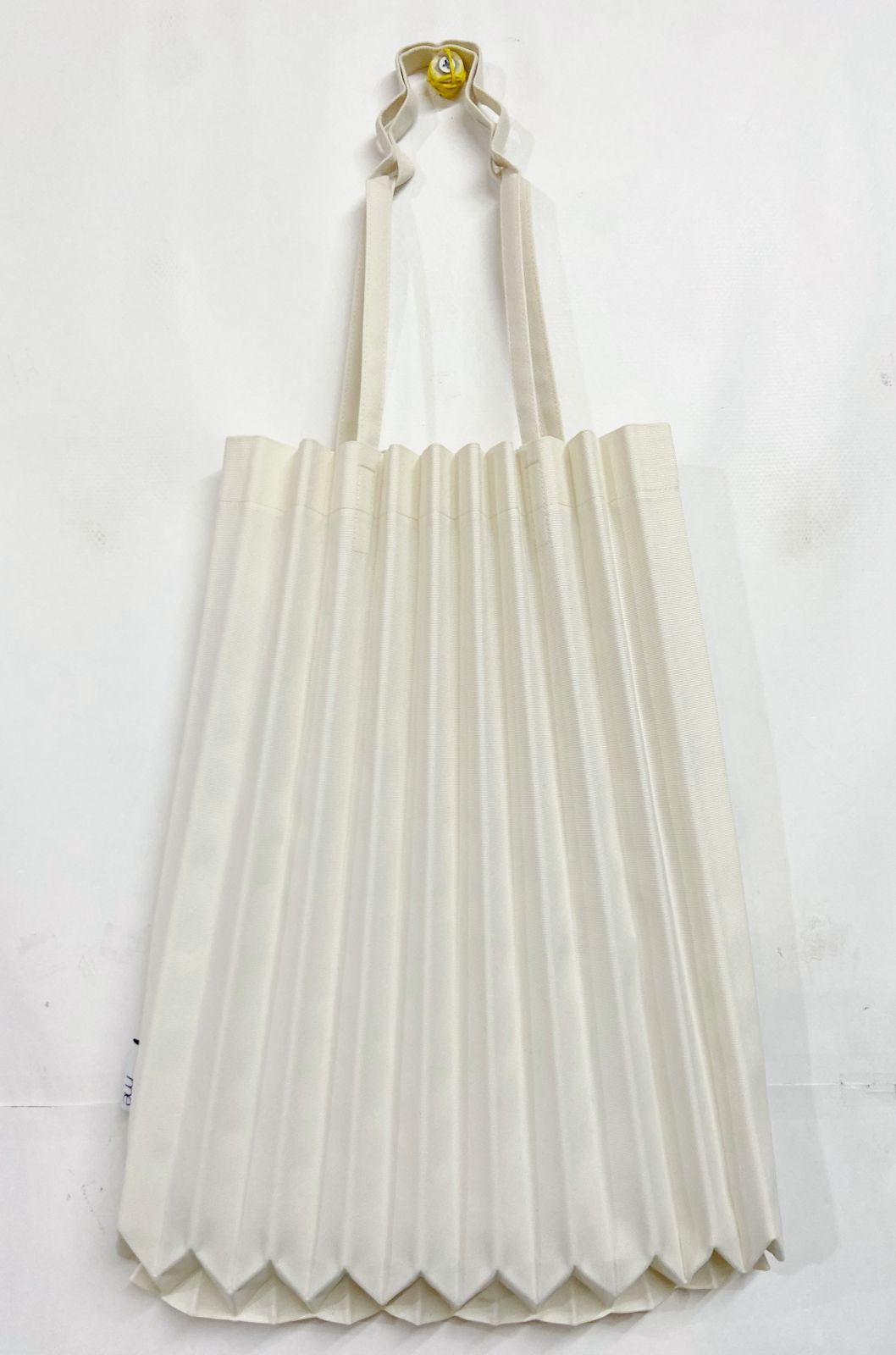 美品 イッセイミヤケ ISSEYMIYAKE プリーツバッグ リュック プリーツデザインが素敵 イッセイミヤケ トランクプリーツバッグ