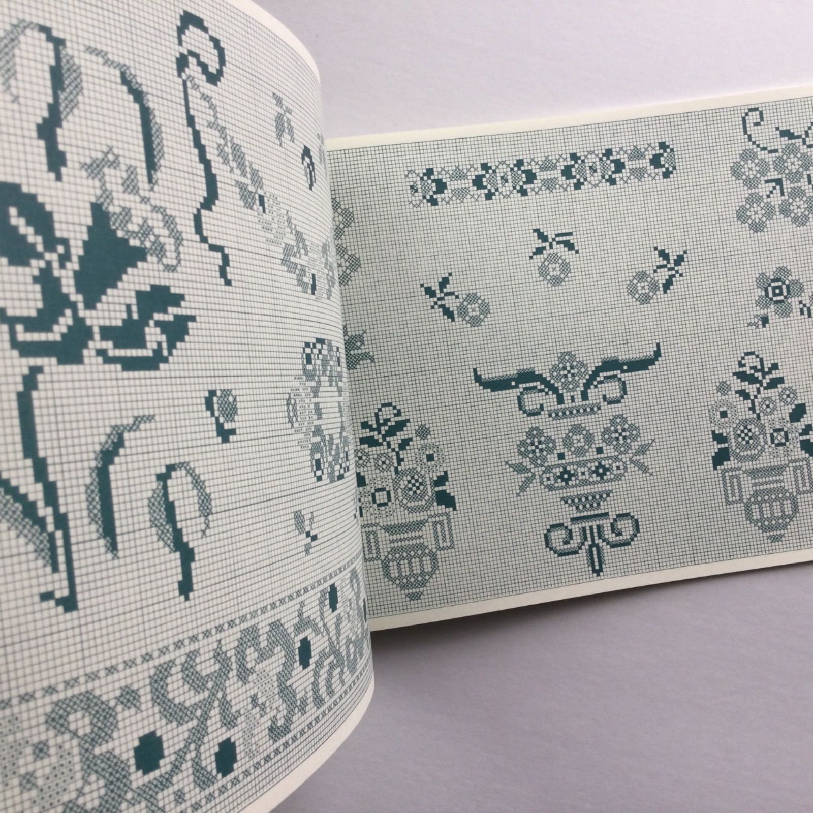 スウェーデンのクロスステッチ　全1巻　刺繍　手芸　2009年 スウェーデンのクロスステッチ Ⅰ・Ⅱ・Ⅲ合本 - 旅する本屋