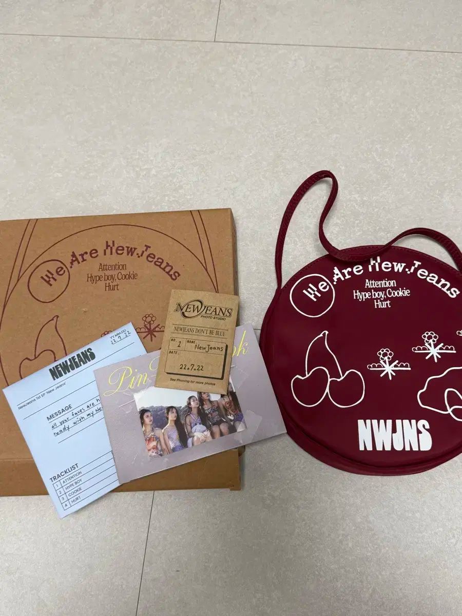 NewJeans ニュージーンズ ニュジ NJZ デビュー アルバム バッグ 赤
