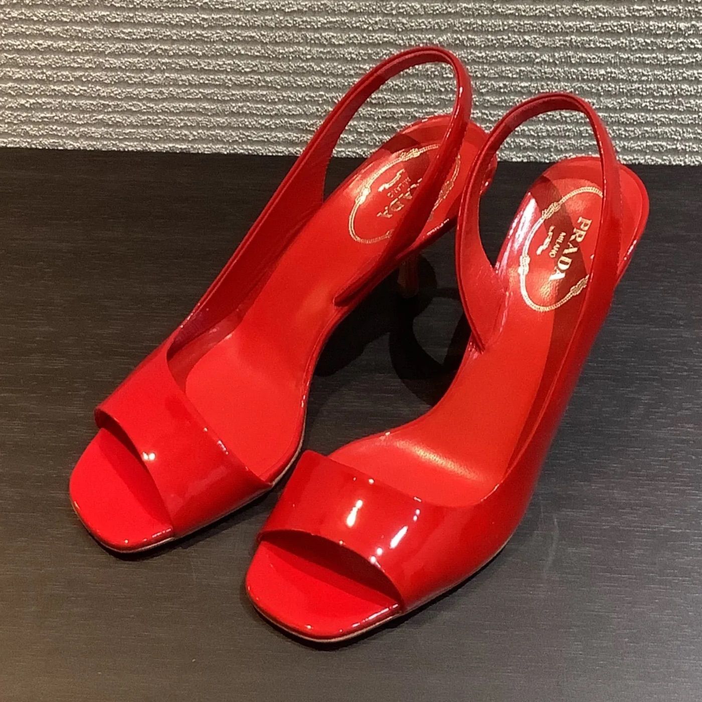 未使用 本物 PRADA プラダ エナメル パテント バックストラップ 