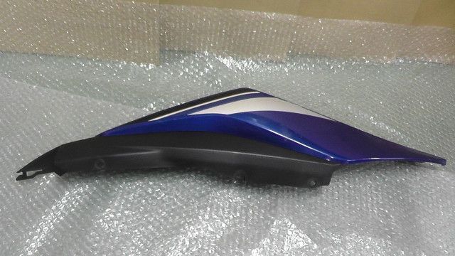 YZF-R3　RH07J-004xxx　の　シートカウル右　傷:#1698377353